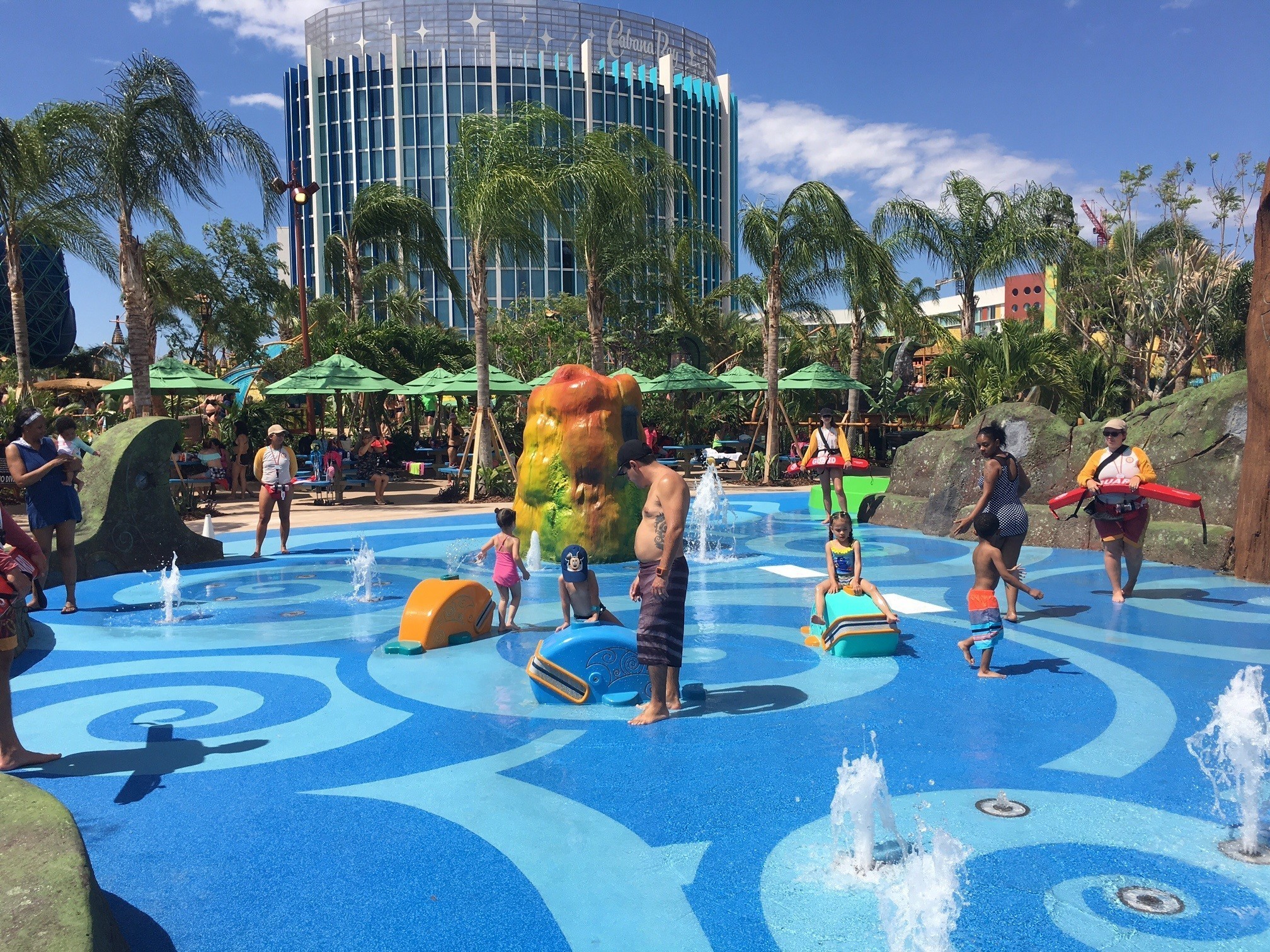 Universal: Expansion of Cabana Bay towering over new water park