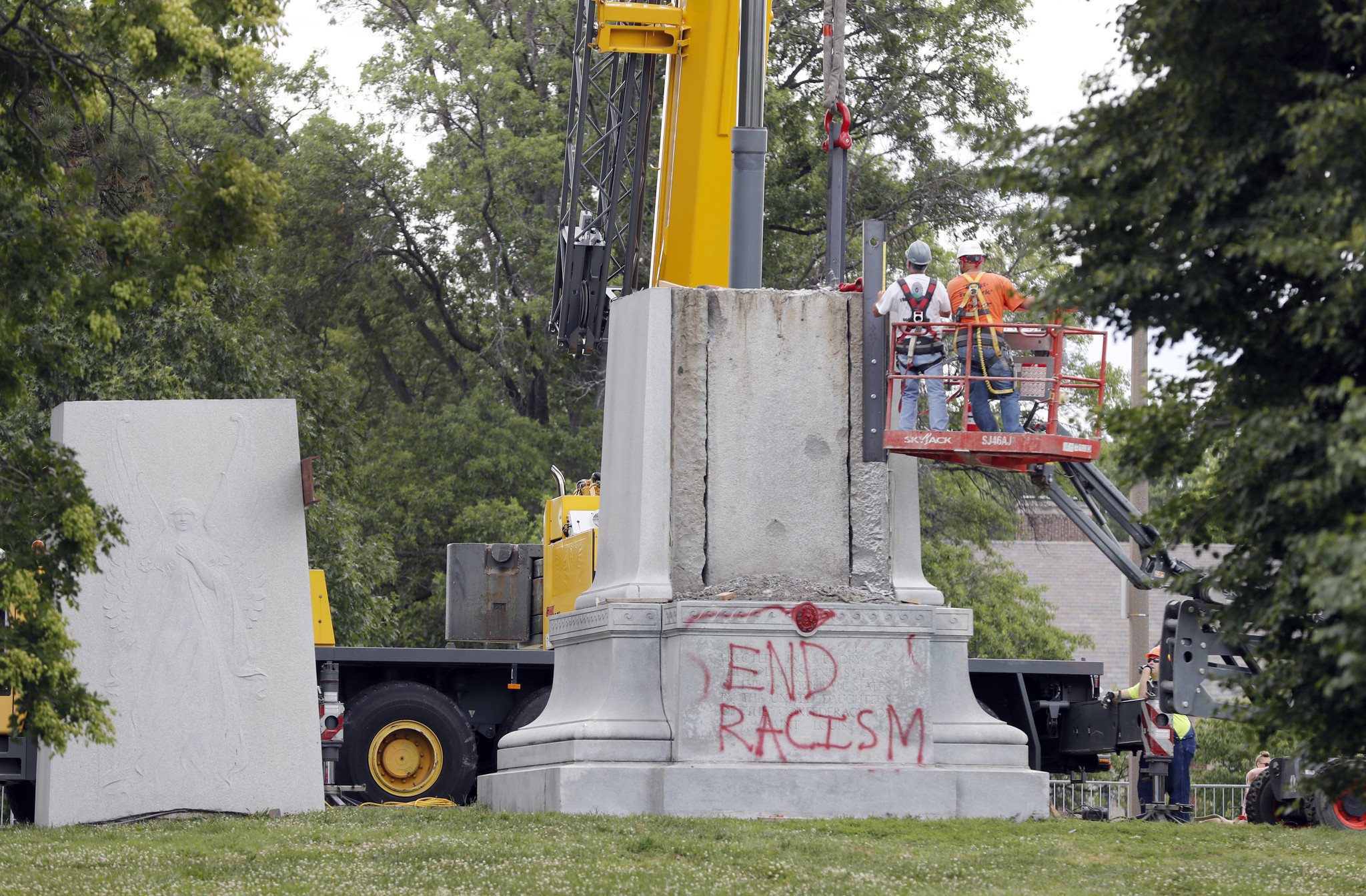 Confederate monument in St. Louis being dismantled - Chicago Tribune