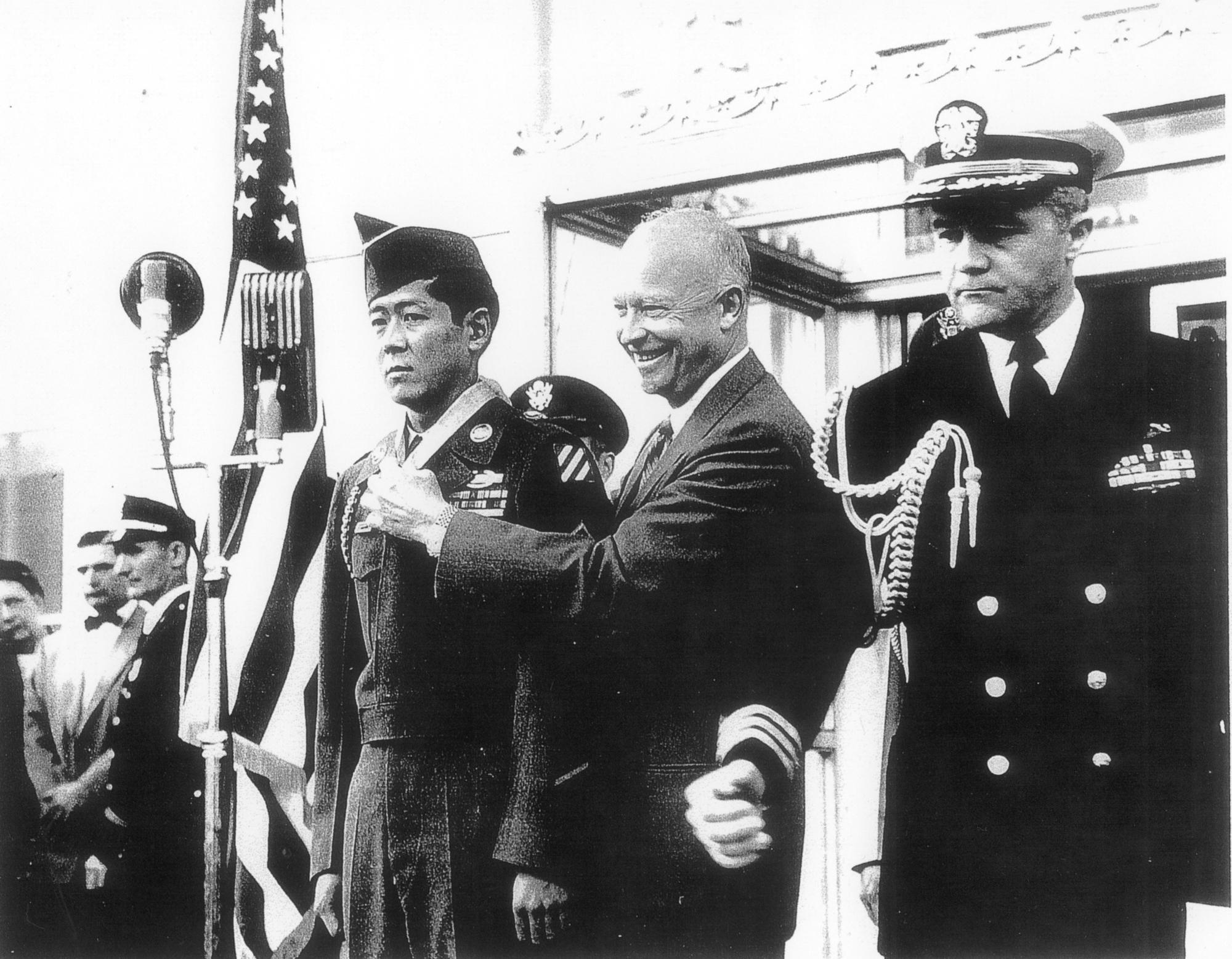Hiroshi Miyamura, left, receives the Medal of Honor from President Eisenhower for his service in the Korean War.
