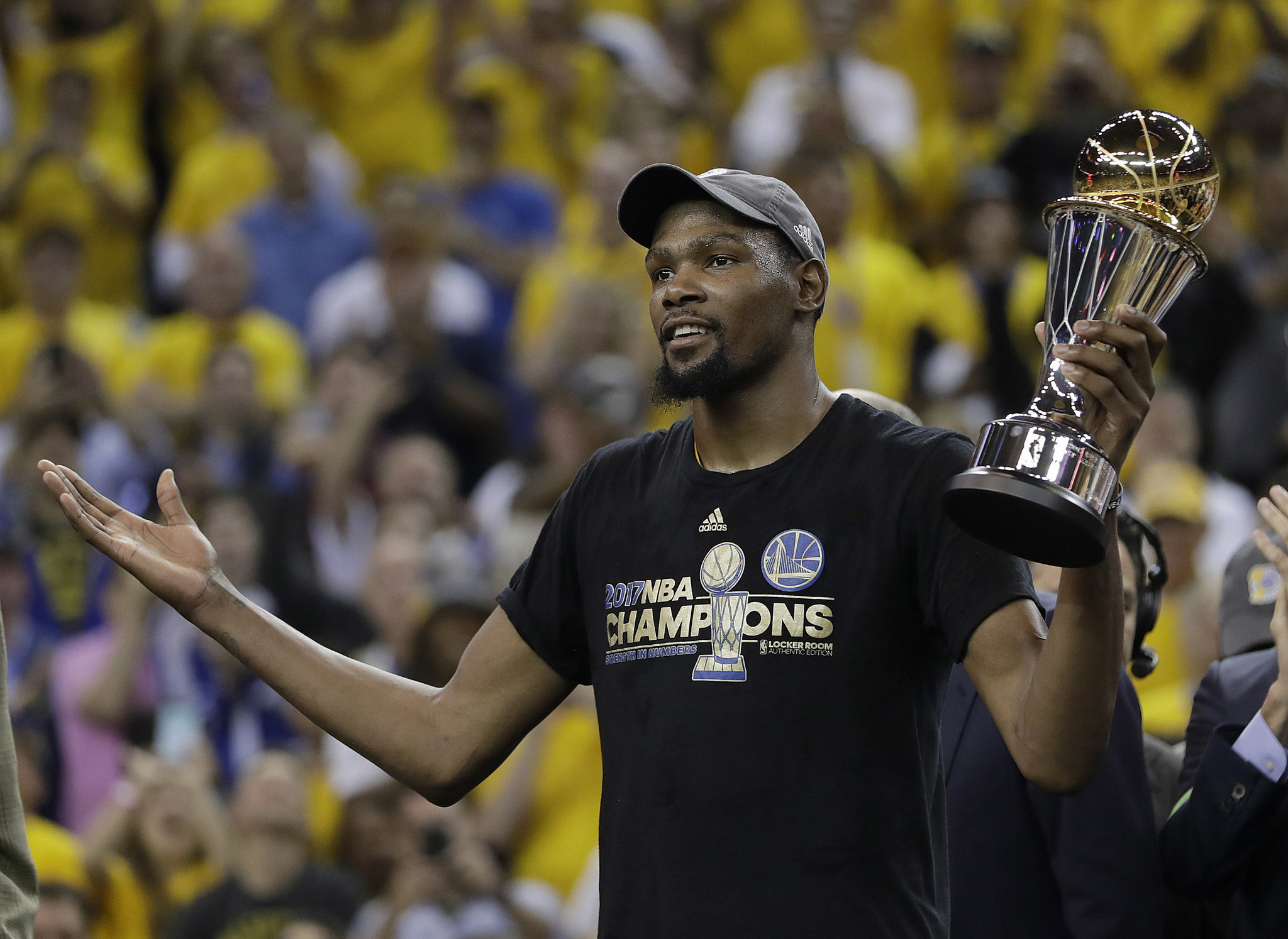 Kevin Durant agrees to 2-year deal to remain with Warriors: AP source