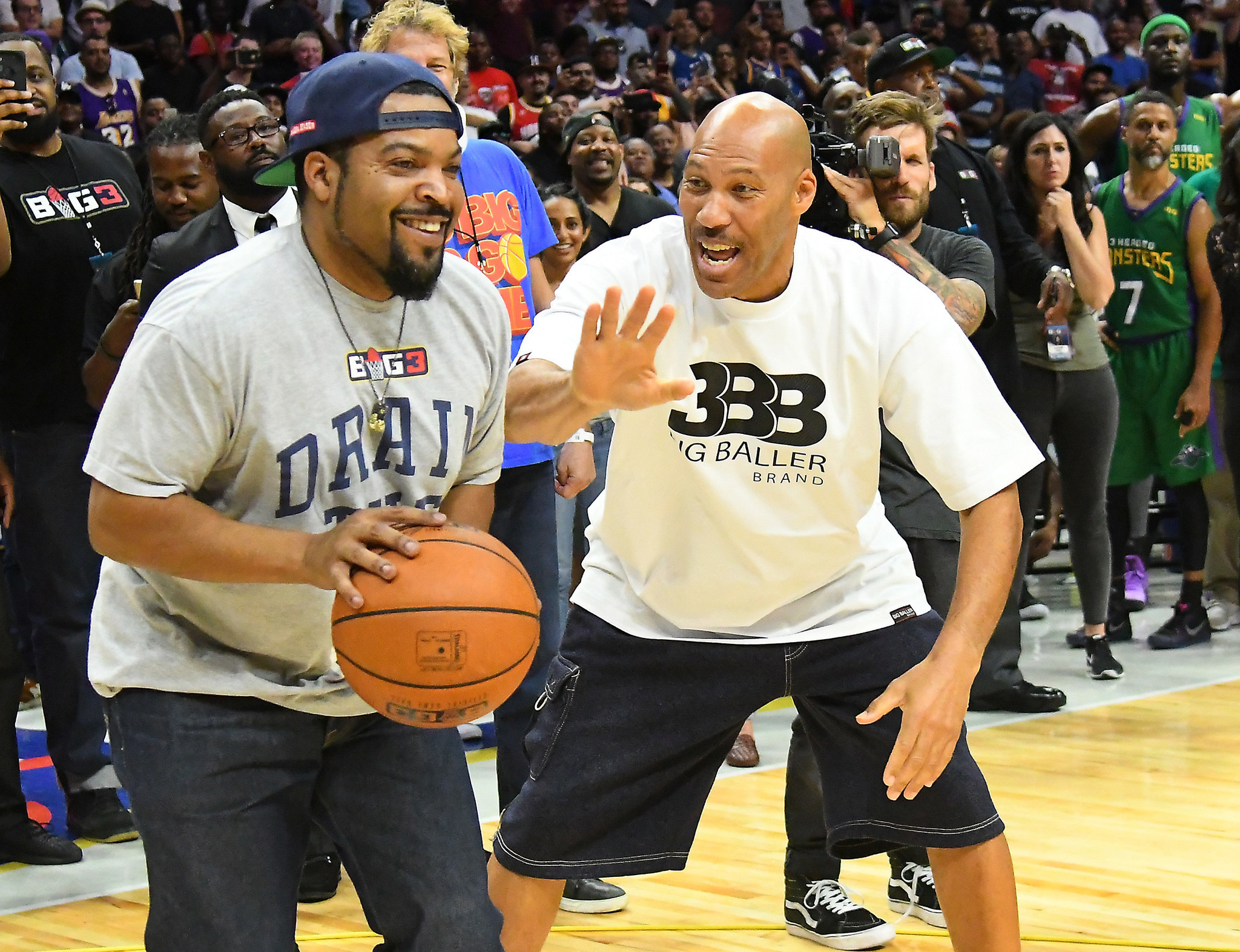 Watch LaVar Ball lose to Ice Cube in a four-point shootout at Staples ...