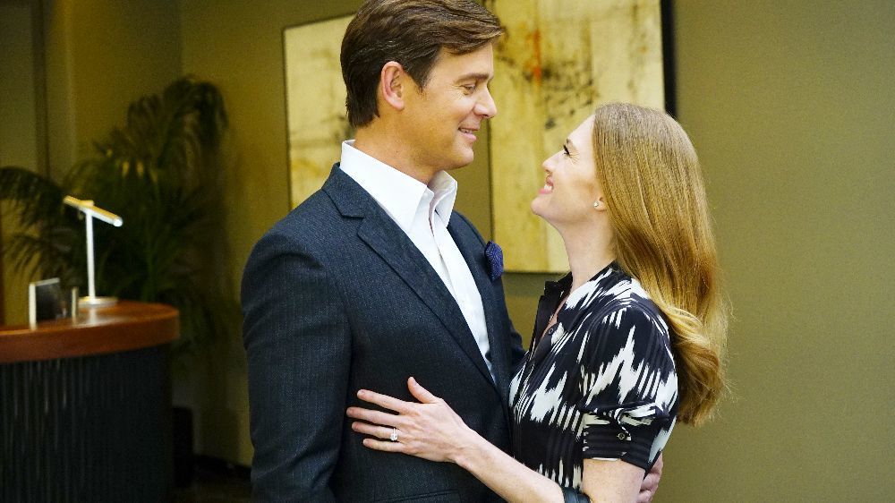 Peter Krause and Mireille Enos in a scene from "The Catch."