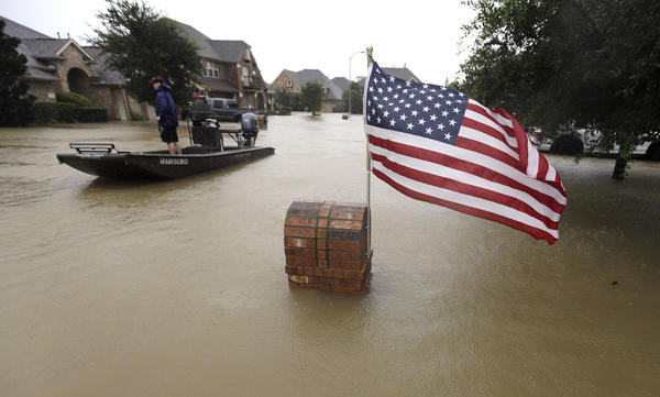 Volunteers help evacuate residents in Spring, Texas. (David J. Phillip / Associated Press)