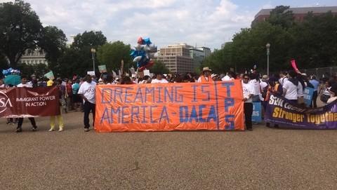 Protests outside White House against Trump's decision to end Dreamers immigration program. (Lauren Rosenblatt/Los Angeles Times)