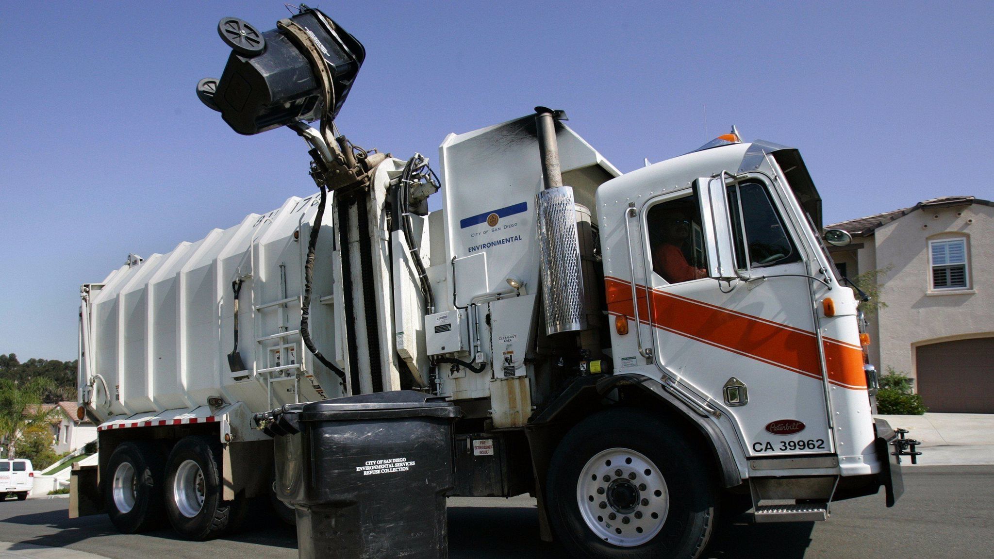 San Diego trash truck drivers get $500K to settle wage 