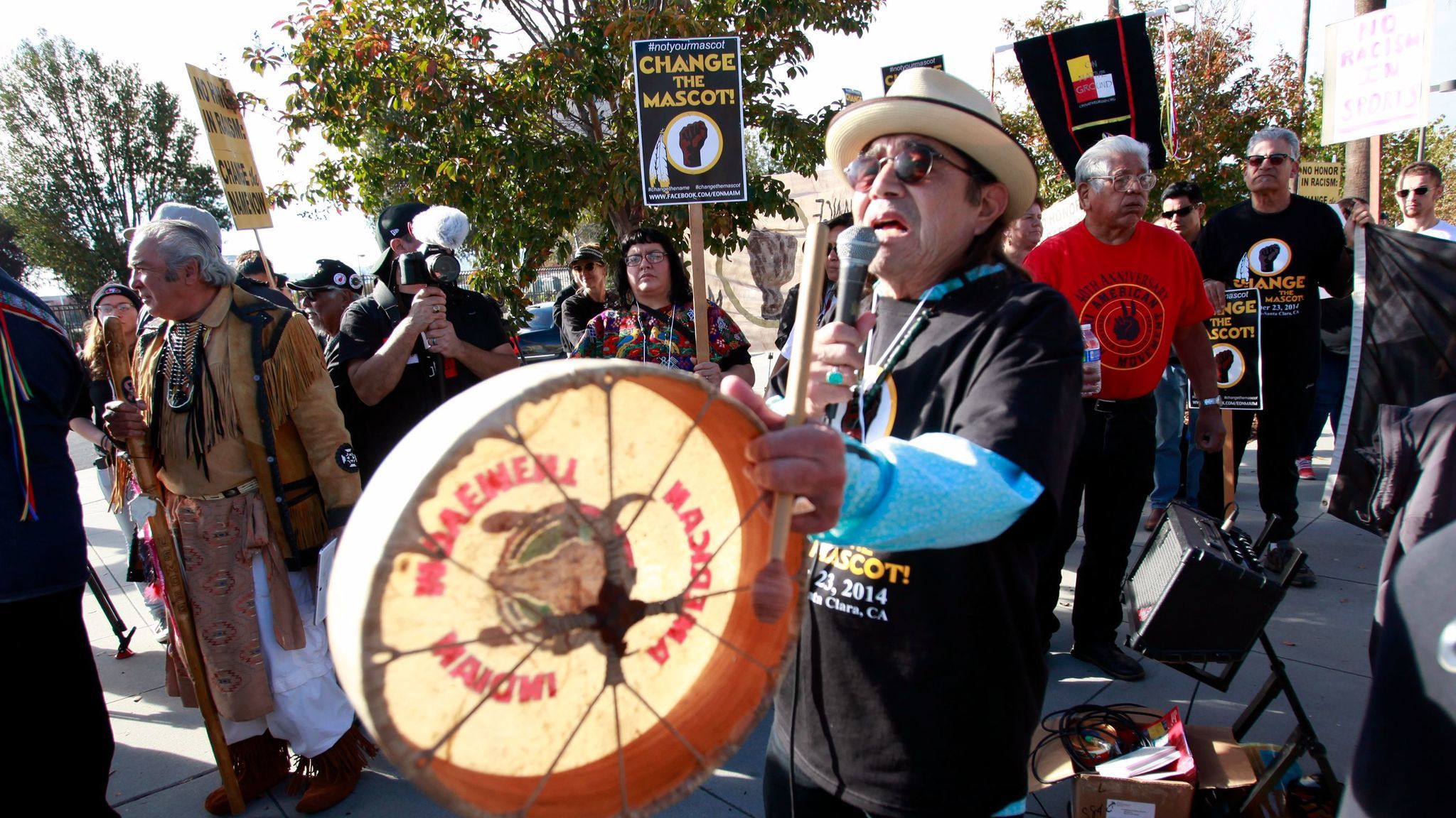   Washington Redskins "title =" Washington Redskins "/> 
 
<figcaption> Tony Gonzalez leads a protest in Santa Clara in 2014 against the use of" Redskins "as team mascot. <span clbad=