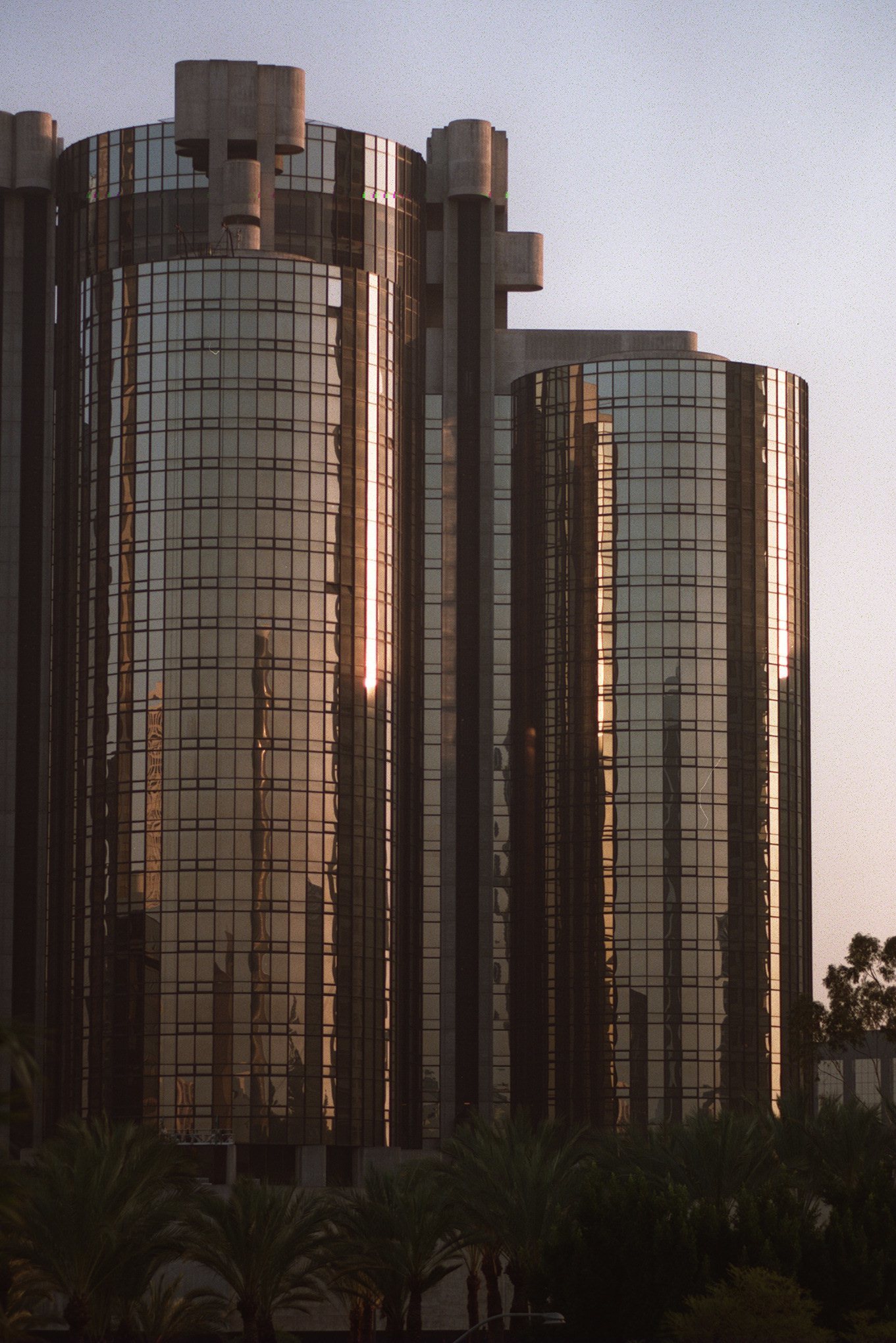 FI.Chinesereal. 1.pr.2/6/96 LOS ANGELESThe Westin Bonaventure in downtown Los Angeles is one of se
