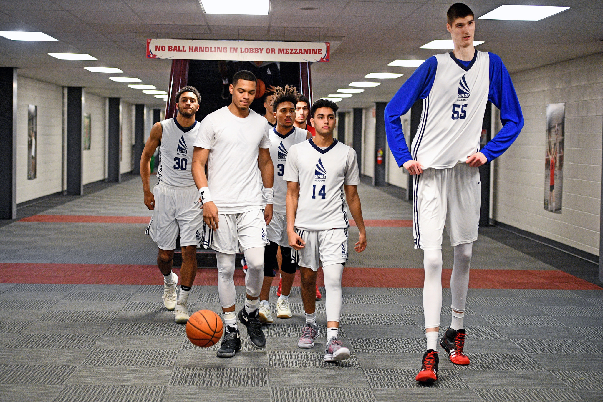 7-foot-7-high-school-basketball-player-a-star-attraction-despite-rarely-playing-chicago-tribune