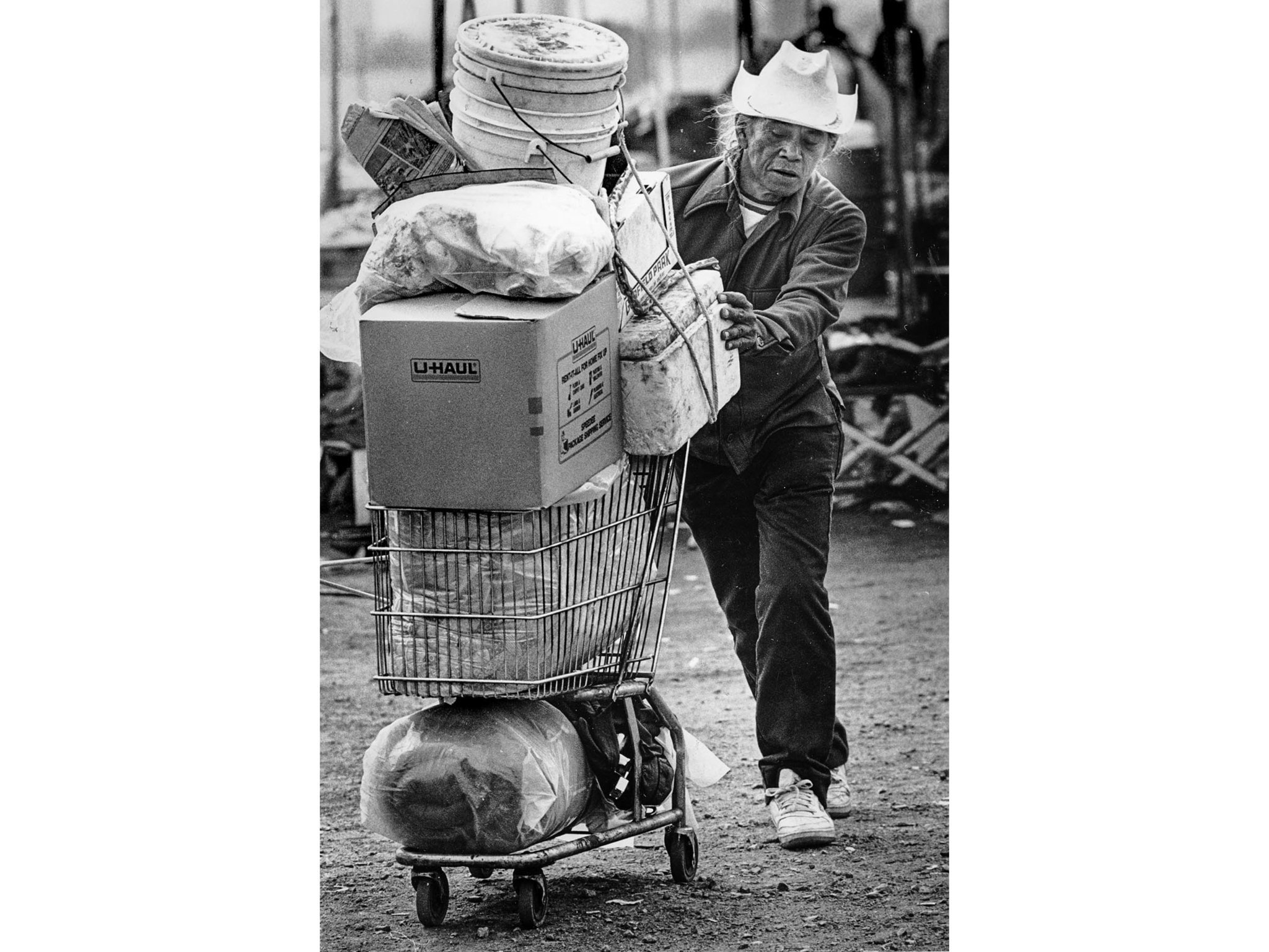 Sep. 25, 1987: With his belongings on a shopping cart, Alfred Gueva leaves the closed Urban Campgrou
