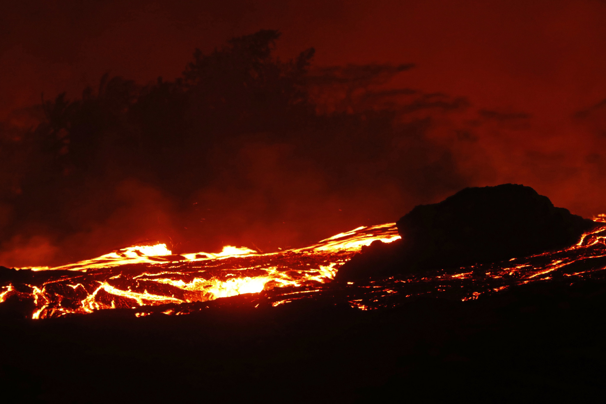 Lava from Kilauea volcano enters ocean, creates toxic cloud - Chicago Tribune2048 x 1365