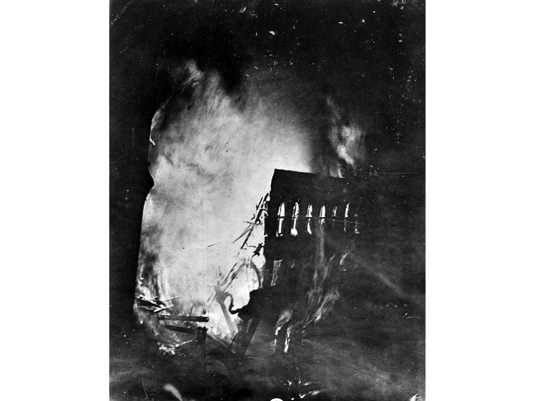 Oct. 1, 1910: Thirty minutes after the explosion, fire consumes the Times building.