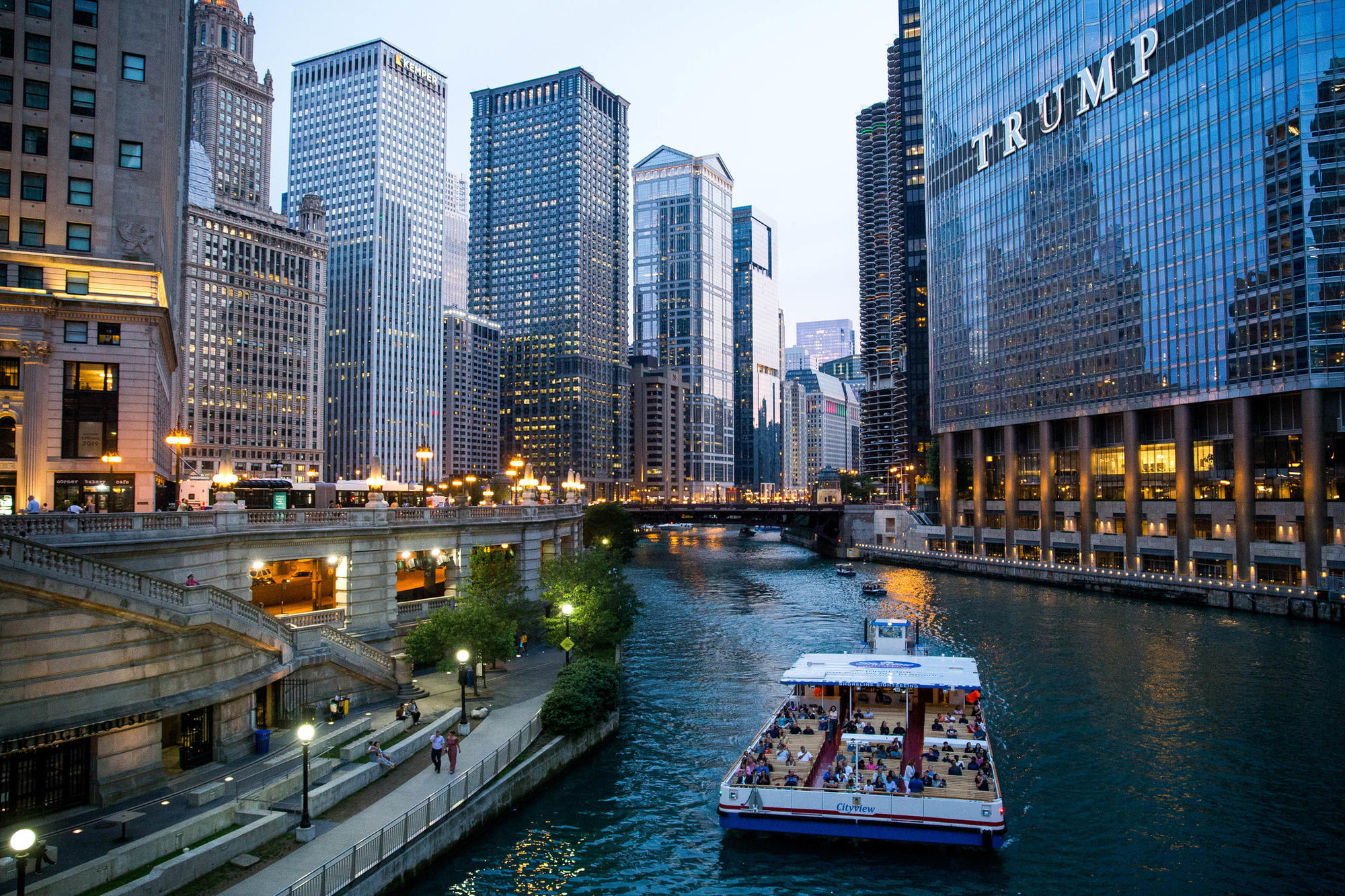 architectural tour on chicago river