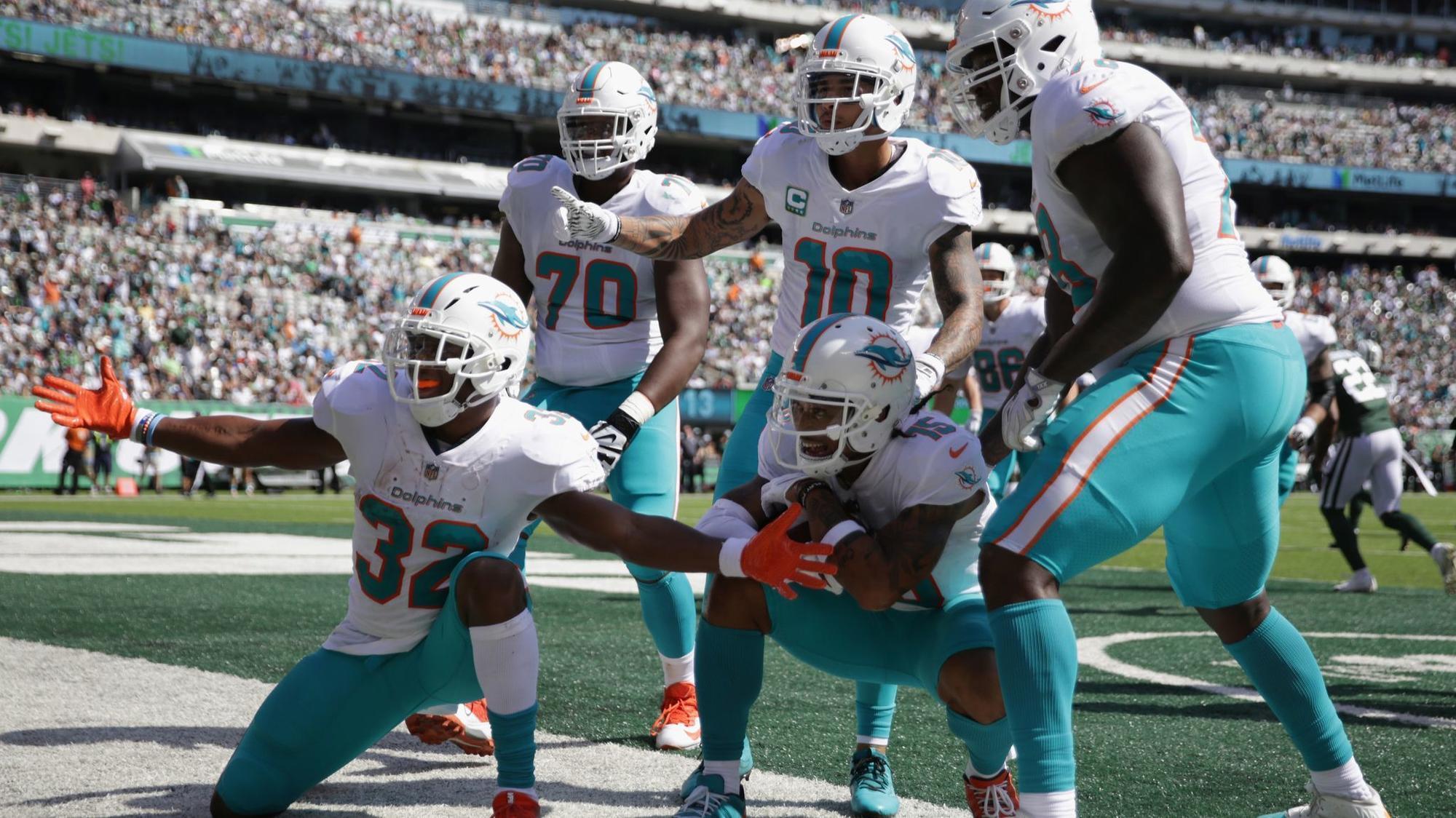 Dolphins celebrate Albert Wilson's touchdown by photo posing in end