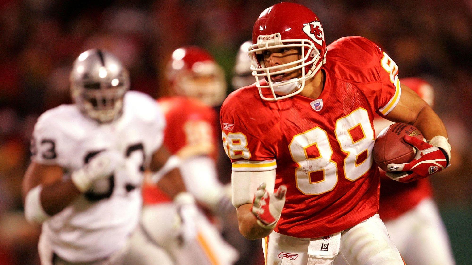 Tight end Tony Gonzalez heads list of 8 voted into the Pro Football Hall of Fame ...